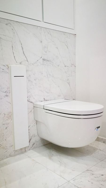 Baño con revestimiento de mármol