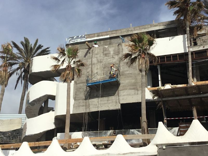 Estructura en construcción frente al mar