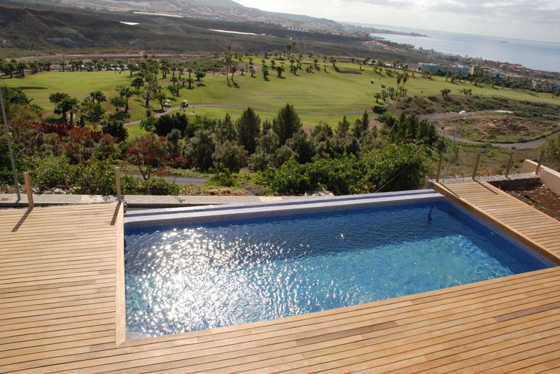 Piscina con vistas al campo de golf